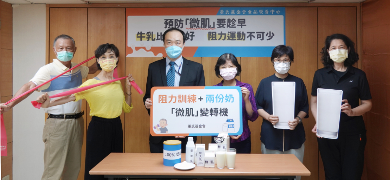 1111109預防「微肌」要趁早_大合照(左至右：銀髮志工、陳淑麗、韓德生、許惠玉、黃令璧、銀髮志工)